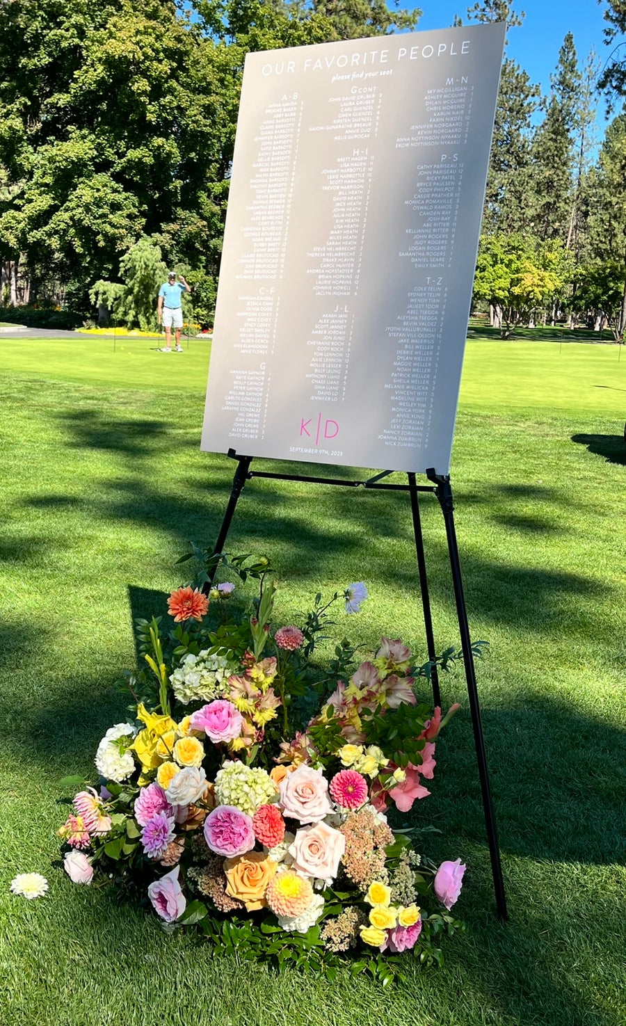 Manito Country Club wedding with large flower arrangement by Daisies in May